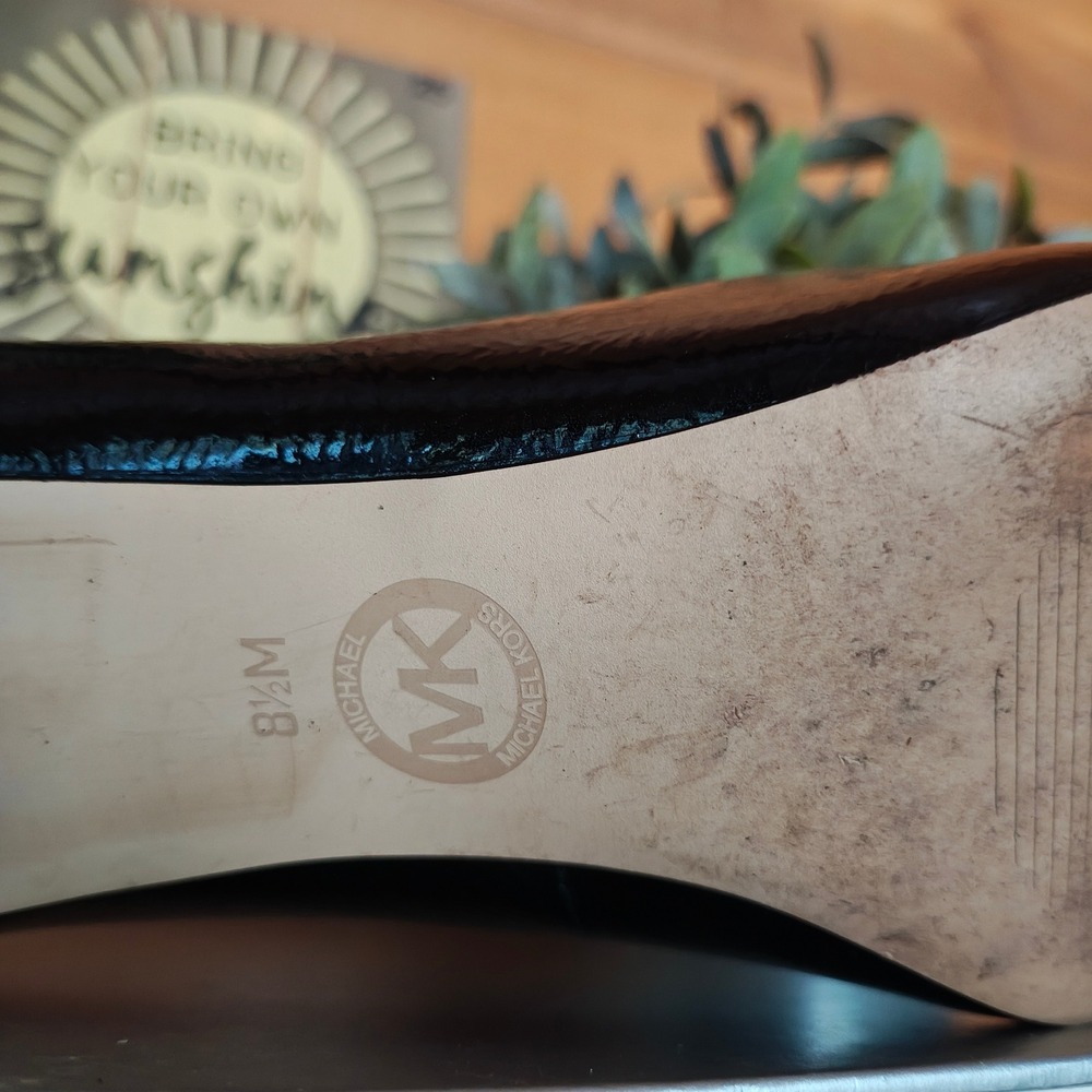 Michael Kors Black Crinkle Patent Leather Mid Classic Pumps Gold Logo Heels 6.5M - Picture 8 of 11
